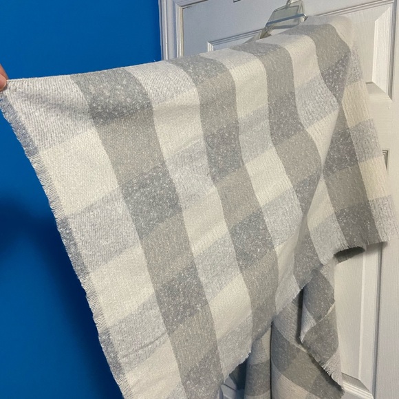 Old Navy Gray and White Plaid Shawl / Wrap - Picture 10 of 13